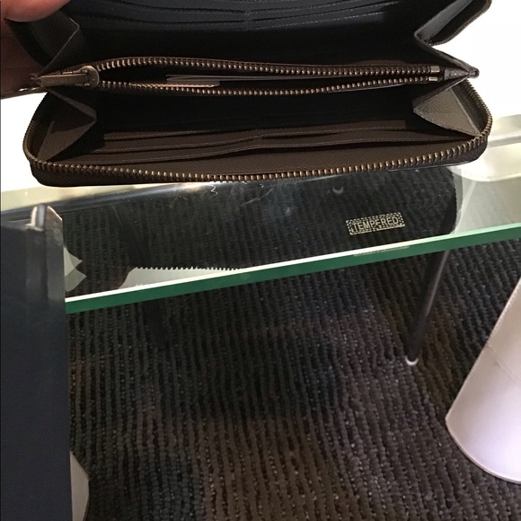 Coach of men’s leather travel wallet - Picture 2 of 3